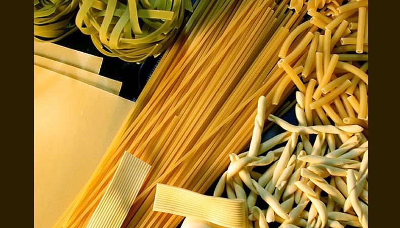 diversi formati di pasta fresca, sfoglia, spaghetti, cavatelli, rigatoni