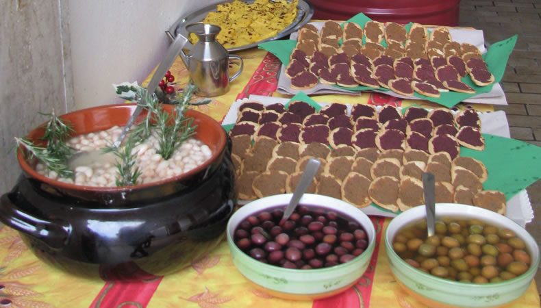 tavola apparecchiata con olive dop di gaeta e crostini con patè di olive di Itri