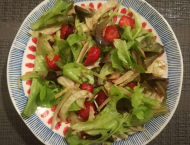 un piatto di insalata verde e fragole