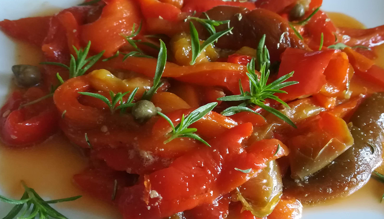 piatto di peperoni rossi con capperi e santoreggia
