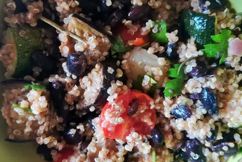 quinoa con olive nere e verdure miste