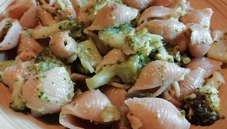 piatto di pasta conchiglie integrali con broccoli e pancetta
