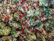 mix di quinoa con broccoli e peperoni cruschi