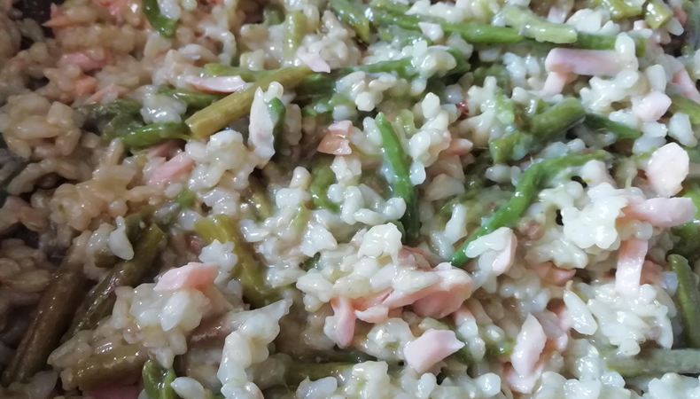 riso integrale con asparagi e salmone