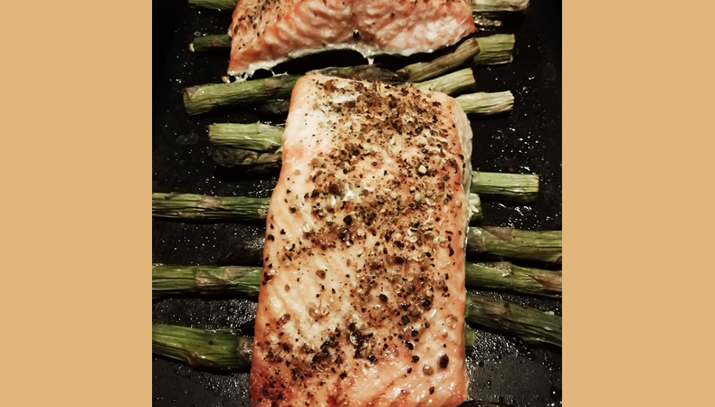 trancio di salmone al forno con asparagi