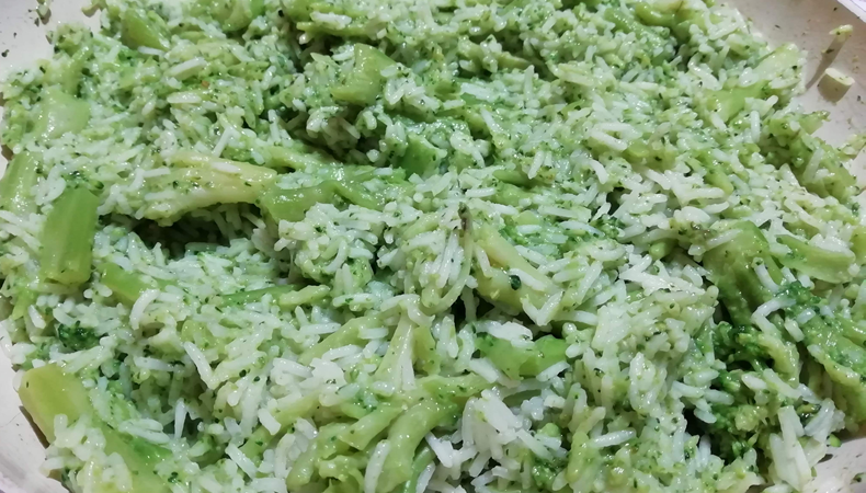 piatto di riso basmati con broccoli